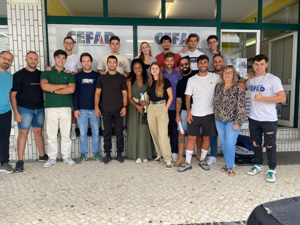 Formandos em frente ao CEFAD